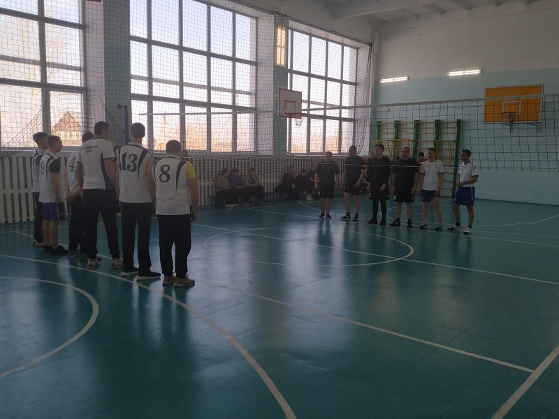 Полицейские Каргапольского округа организовали товарищеские матчи по волейболу с педагогами и школьниками