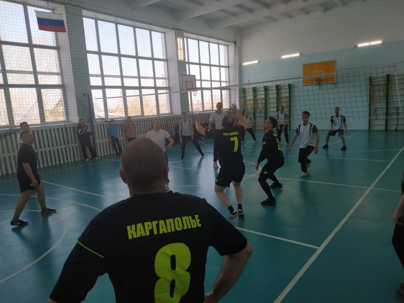 Полицейские Каргапольского округа организовали товарищеские матчи по волейболу с педагогами и школьниками