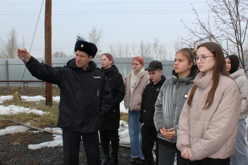 Школьники Каргапольского округа ознакомились со службой полицейских-кинологов УМВД России по Курганской области